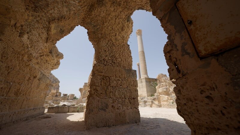 In den Ruinen der stattlichen Antoninus-Pius-Thermen: Das römische Karthago ist für seine imposanten Bauwerke bekannt. – Bild: ZDF