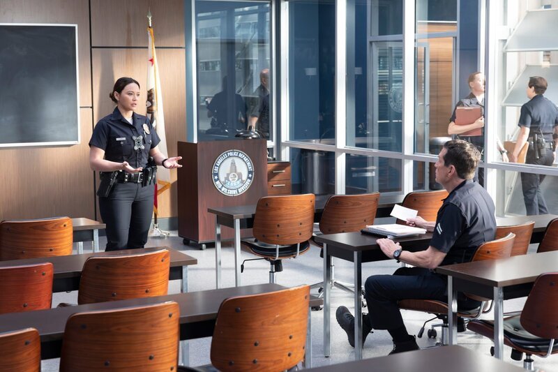 Smitty (Brent Huff) hat seine ganz eigenen Methoden, um Lucy (Melissa O’Neil) auf die bevorstehende Detective-Prüfung vorzubereiten, doch wird sie dadurch bestehen können? – Bild: ZDF und Raymond Liu