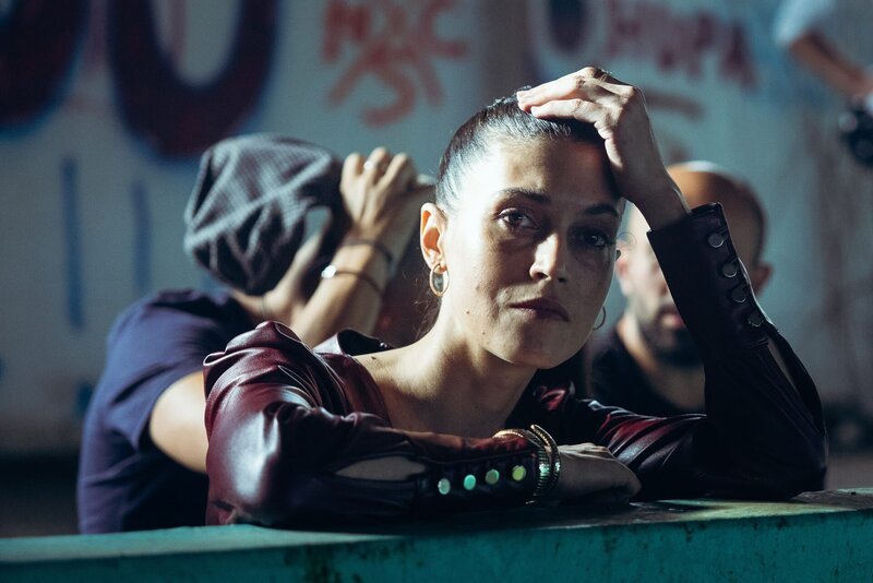 Gema (Nerea Barros) macht Nando ein finanziell verlockendes Angebot, nachdem sie einen illegalen Kampf von ihm gesehen hat. – Bild: ZDF/​FICCIÓN PRODUCCIONES