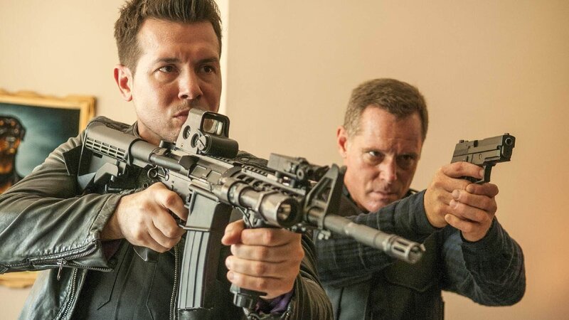 Antonio Dawson (Jon Seda, l.) und Hank Voight (Jason Beghe) ermitteln in einer brutalen Mordserie, die mit einem Drogenkartell in Verbindung steht. – Bild: VOXup