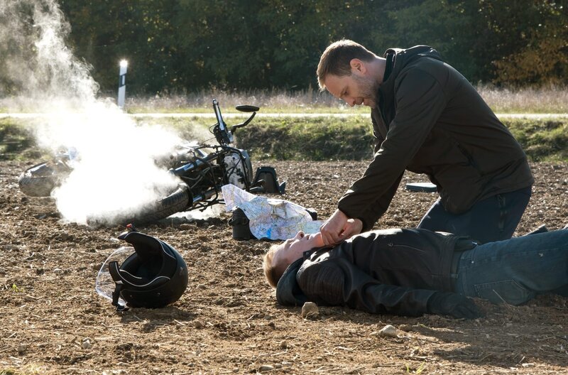 Dr. Kai Hoffmann (Julian Weigend, re.) ist gerade auf einer Radtour als ein Motorradfahrer (Oli Bigalke) verunglückt. – Bild: MDR/​Saxonia Media/​Sebastian Kiss