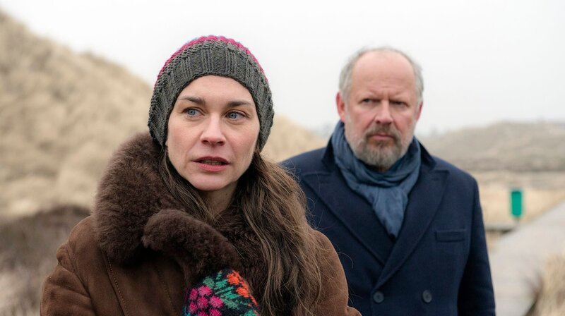 Zwischen Misstrauen und Anziehung: Borowski (Axel Milberg) weiß nicht, was er von Famke (Christiane Paul) halten soll. – Bild: NDR/​Christine Schroeder