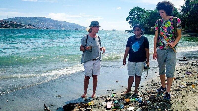 Die Passagiere Silke und Cosmo Hümmer (Mutter und Sohn) sammeln mit Eco Bricks Mitarbeiterin Müll am Strand entlang von Ambon in Indonesien ein. – Bild: BR/​Miriam Kertsch/​Bewegte Zeiten Filmproduktion