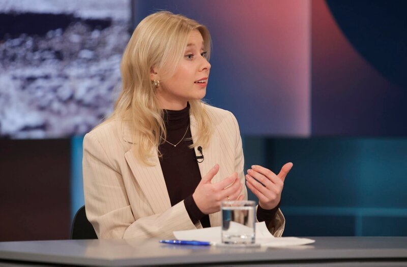 Zu Gast bei Louis Klamroth: Anne-Catherine Beck: ARD-Finanzredaktion und Reporterin „Börse im Ersten“ – Bild: WDR/​Dirk Borm