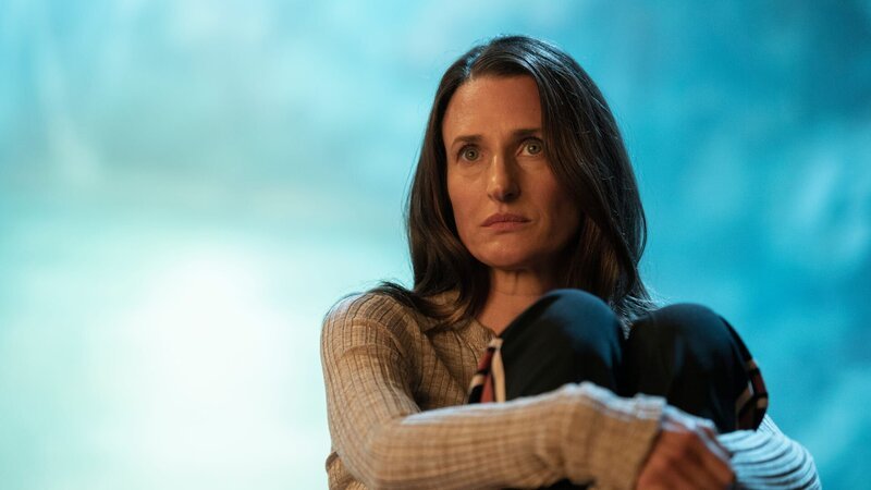 Hélènes (Camille Cottin) Jagd nach den „Zwölf“ geht weiter. Sie hat bereits ihr nächstes Ziel vor Augen. – Bild: ZDF und Anika Molnar