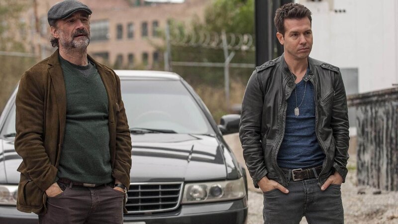 Die Intelligence Unit observiert das Versteck von Waffenhändlern. Alvin Olinsky (Elias Koteas, l.), Antonio Dawson (Jon Seda) geben sich als Interessenten aus, um die Waffen zu finden. Die Verwendung des sendungsbezogenen Materials ist nur mit dem Hinweis und Verlinkung auf TVNOW gestattet. – Bild: RTL/​NBC Studios