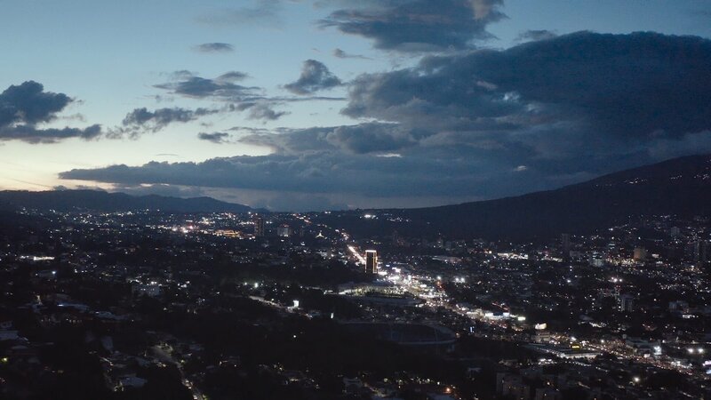 Wie kaum ein anderes Land hat El Salvador mit Bandenkriminalität zu kämpfen. Vor allem in der Hauptstadt San Salvador werden Bürger und Unternehmen Opfer von Schutzgelderpressung. – Bild: ZDF und Vice Media