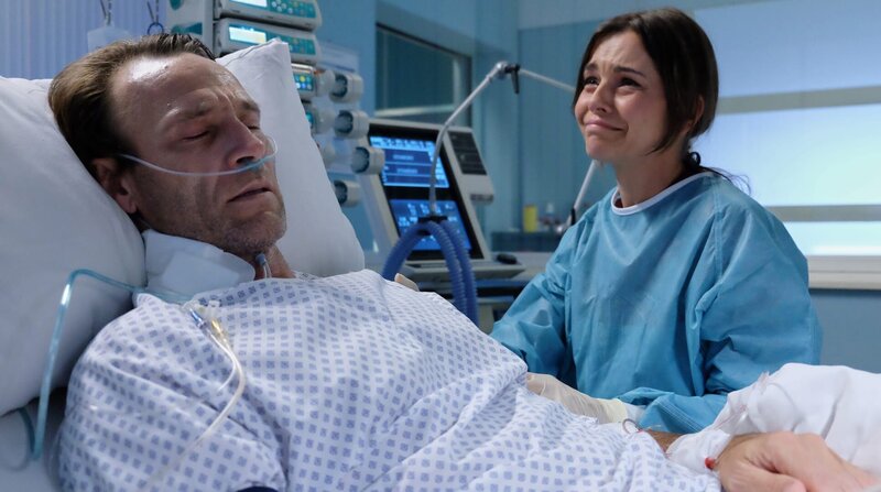 Sophia Müller (Susan Hoecke) ist verzweifelt. Ihr Freund Dr. Martin Stein (Bernhard Bettermann) schwebt in Lebensgefahr. – Bild: BR/​MDR/​Saxonia Media Filmproduktions GmbH/​Sebastian Kiss