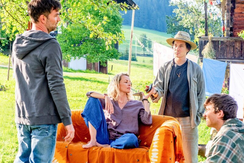 In seinem Undercover-Einsatz trifft Lukas Roither (Jakob Seeböck, l.) auf die Aussteigergemeinschaft eines Opfers und lernt dessen Frau Mia Jahic (Simone Hanselmann, M.) sowie die Aussteiger Kilian (Maximilian Paier, r.) und Markus (Nikolai Gemel, 2.v.r.) kennen. Die Lage am Aussteigerhof droht sich zuzuspitzen, da der Mörder seine Mission scheinbar noch nicht beendet hat. – Bild: ZDF und Stefanie Leo