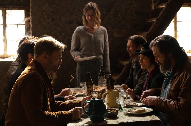 Alles ist vorbereitet: Theresa (Alissa Atanassova, m.) will sich mit einem Essen bei Mitsängern aus dem Kirchenchor mit einem Abendessen bedanken, darunter Josef (Nicki von Tempelhoff, r.), Irmi (Michaela Caspar, 2.v.r.), Siggi (Guido Renner, 3.v.4.) und Hajo (Heiner Lauterbach, vorne l.) – Bild: SWR/​Studio Zentral/​Maria Wiesler /​ SWR Presse/​Bildkommunikation