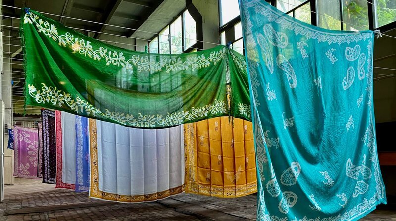 Seidentücher aus der Seidenfabrik in Sheki. Die Traditionstücher wurden in die UNESCO Liste des immateriellen Kulturerbes aufgenommen. – Bild: NDR/​ARTE/​TELLUX-Film GmbH/​Till L /​ NDR Presse und Information