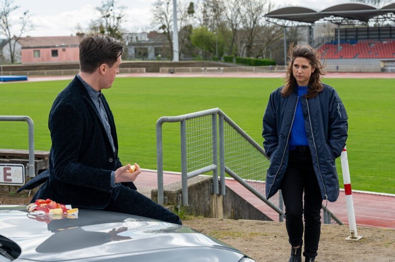 Oberkommissar Alexander Witte (Jannik Mioducki) und Hauptkommissarin Julia Schröder (Anika Baumann) tauschen Befragungsergebnisse über die Sportstudentin Hannah Kurat aus. – Bild: ZDF und Martin Kaufhold