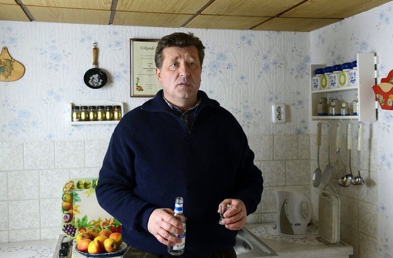 ARD HEITER BIS TÖDLICH – ALLES KLARA II. Staffel (16 neue Folgen), Folge 20 „Laubenpieper“. Laubenbesitzer Manfred Koslinski (Bruno F. Apitz) hat in der Mordnacht einen Mann vor Mommsens Hütte gesehen. – Bild: ARD/​Marion von der Mehden