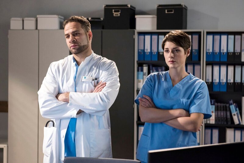 Die Ärzte, Dr. Matteo Moreau (Mike Adler, l.) und Dr. Theresa Koshka (Katharina Nesytowa, r.), haben herausgefunden, dass Ameena offenbar in die Fänge von Organhändlern geraten ist. – Bild: ARD/​Jens Ulrich Koch