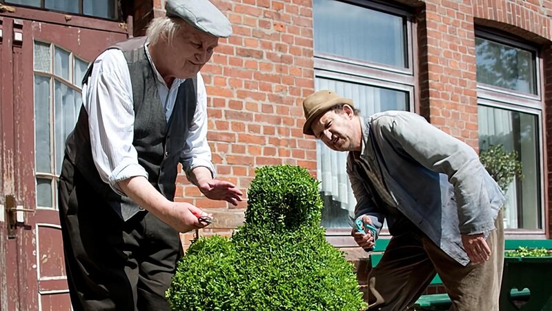 Ein paar Korrekturen noch. Adsche und Onkel Krischan schneiden nochmal nach. – Bild: NDR/​Nico Maack