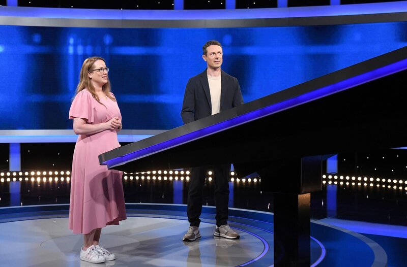 Moderator Alexander Bommes (r.) mit der Kandidatin Anna Wendel (l.). – Bild: ARD/​Uwe Ernst