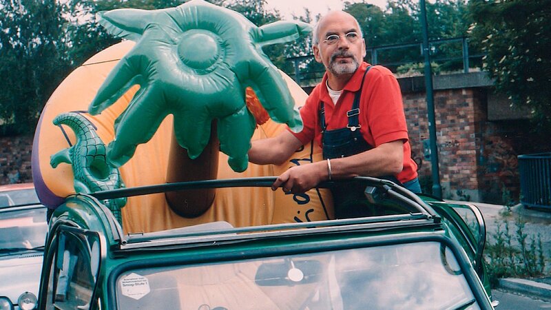 Peter (Peter Lustig) hat den Verkehr in Bärstadt unterschätzt – ob er noch rechtzeitig zum Badesee kommt? – Bild: ZDF