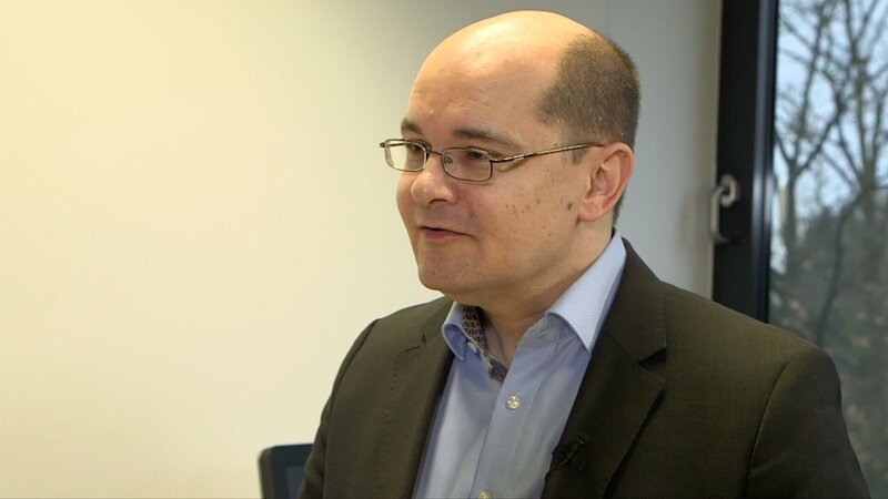 Wie baut man ein Haus auf dem Mond, eine zukünftige Station auf dem Mars? Prof. Dr. Matthias Sperl, Physiker am Deutschen Zentrum für Luft- und Raumfahrt in Köln, hat eine Idee: Gebaut wird nur mit den vorhandenen Ressourcen – Mondstaub und Sonnenlicht genügen, um Ziegel zu backen. Genial, aber gar nicht einfach. – Bild: BR/​Maximilian Schecker