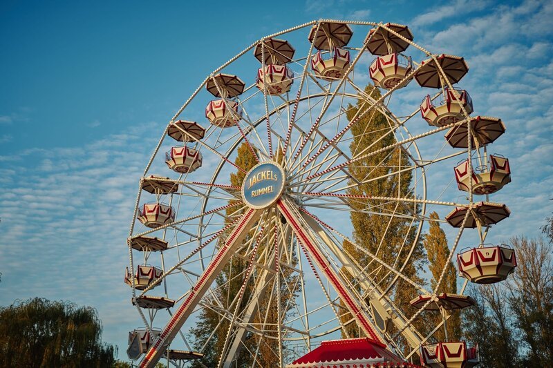Unter dem alten Riesenrad von Jackels Rummel spukt es über Nacht. – Bild: KIKA/​Mideu Films/​Felix Abraham