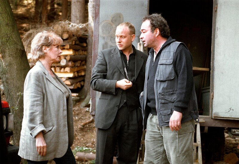 Überraschender Besuch für Heinz Sur (Martin Seifert, re.), während er von Kain (Bernd Michael Lade) verhört wird: Seine Ex-Frau Friederike (Anne-Katrin Bürger) taucht auf. – Bild: MDR