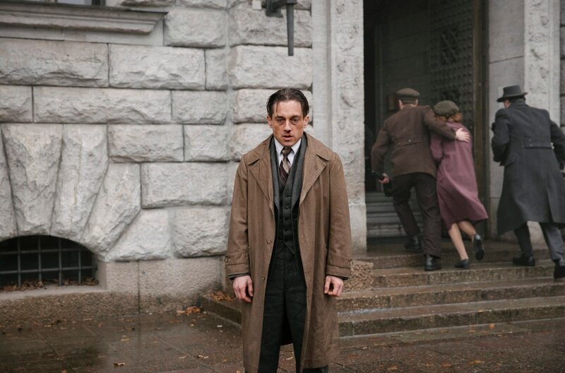 Kommissar Gereon Rath (Volker Bruch) steht vor der Börse – Bild: ARD Degeto/​BR/​Beta Film 2019/​Sky/​WDR/​X Filme Creative Pool/​Frédéric Batier/​Frédéric Batier