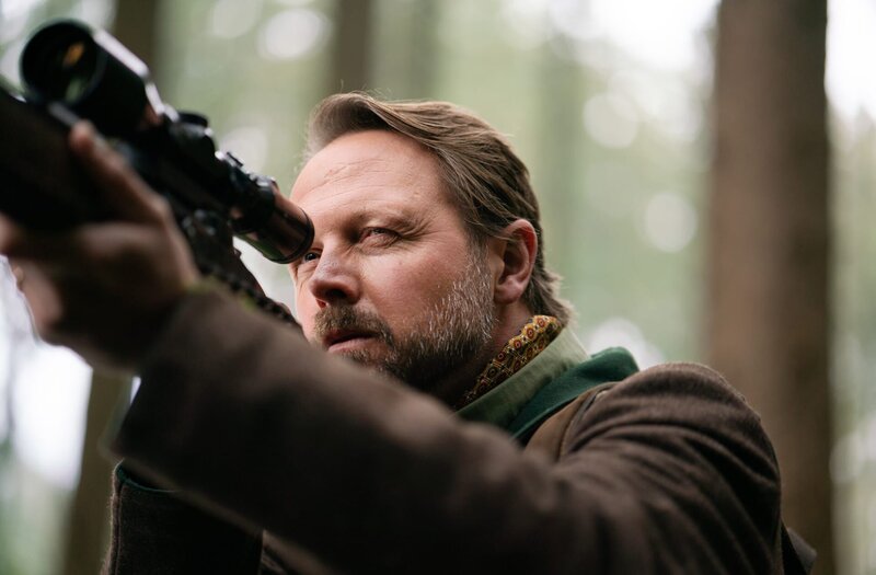 Clemens von Mahnfeld (Maximilian Ergert) auf der Jagd. – Bild: ARD/​Lucky Bird Pictures/​Angela M. Schlabitz