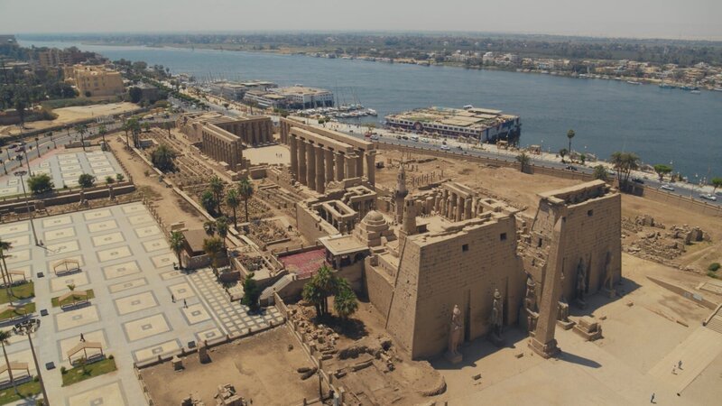 Amenophis III. war einer der größten Bauherren des Neuen Reichs. Er erweiterte den Tempel von Luxor um eine imposante Säulenhalle und einen offenen Hof. – Bild: ZDF und Pernel Media