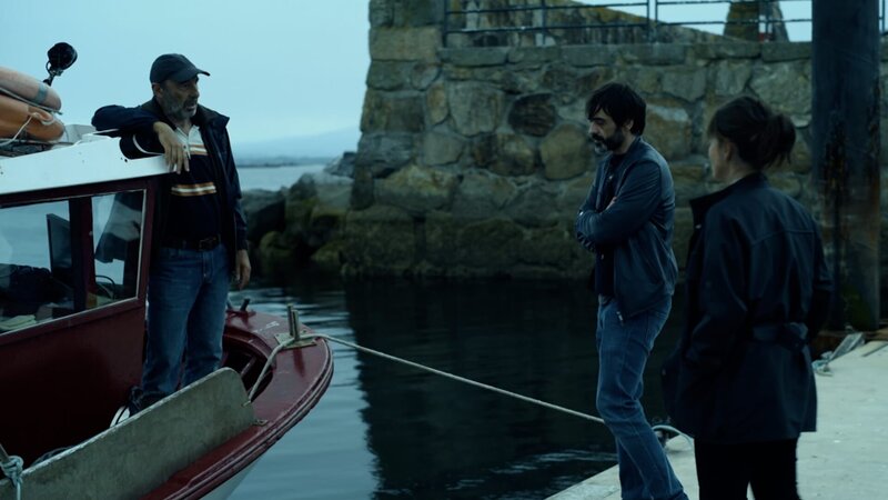 Die Polizistin Carmo (Lúcia Moniz, r.) und ihr Kollege Ortiz (Xosé Barato, M.) konfrontieren Nandos Großvater (Manuel Manquiña, l.) mit ihrem Verdacht, dass sein Enkel in Drogengeschäfte verwickelt ist. – Bild: ZDF und Tommie Ferreras AEC