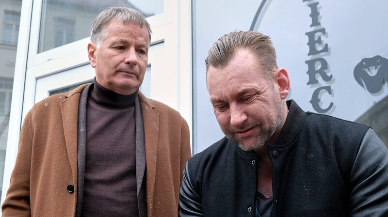 Dr. Roland Heilmann (Thomas Rühmann, li.) bittet Frank Janek (Marko Dyrlich, re.) seinen Entschluss zu überdenken. In dem Gespräch wird klar, warum Frank so große Probleme damit hat, eine Entscheidung zu treffen. – Bild: MDR/​Saxonia Media/​Sebastian Kiss