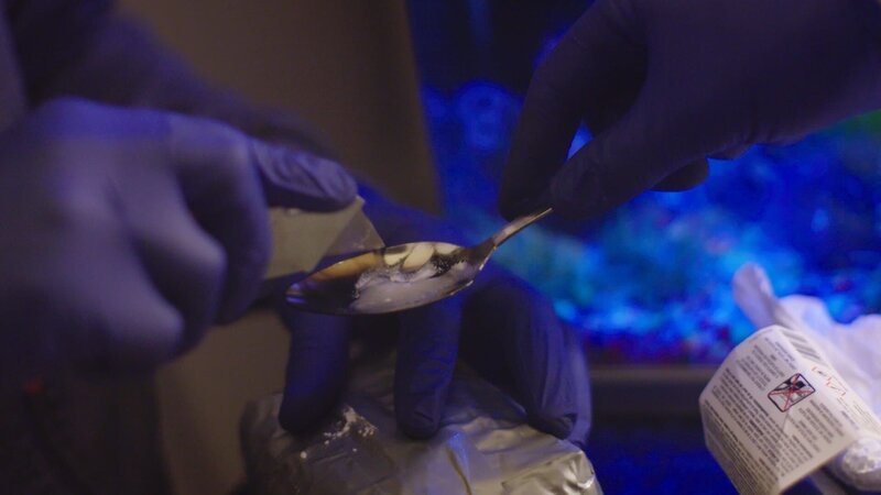 Gefährlicher Kick: In den Crack-Küchen der Dealerbanden wird Kokain zu Crack weiterverarbeitet. – Bild: ZDF und Vice Media