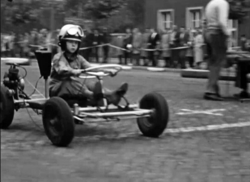 Etwa 100.000 Amateurfilmer drehten in der DDR unzählige Filmminuten auf 8mm, Super 8 oder sogar 16mm. Diese ganz privaten Zeugnisse der DDR-Kulturgeschichte erzählen – mal linientreu, mal harmlos, mal versteckt erotisch, mal subversiv vom Leben in der DDR. – Bild: MDR/​Fernsehkombinat