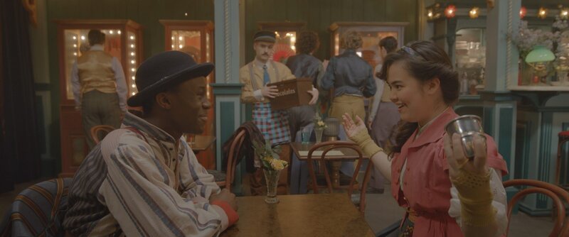 Will (Nana Agyeman-Bediako) und Josie (Yuki Sutton) üben echte Zaubertricks in den Penny Arkaden. – Bild: ZDF und Cottonwood Media