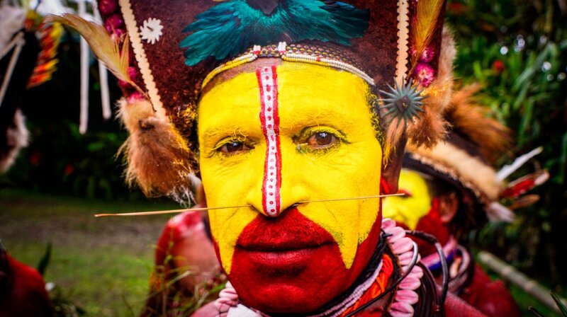 Bei einer Hochland-Tour auf Papua-Neuguinea bekommen die Passagiere Marion und Uwe Fischer einen Einblick in traditionelle Riten der Ureinwohner. – Bild: BR/​Deborah Stöckle/​Bewegte Zeiten GmbH
