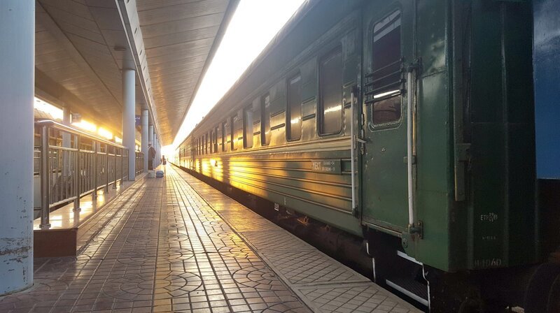 Der Hauptbahnhof in der mongolischen Hauptstadt Ulaanbaatar ist ein wichtiges Eisenbahn-Drehkreuz in der Mongolei, auch für den internationalen Bahnverkehr. – Bild: SWR