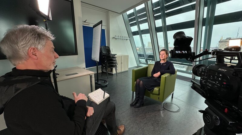 Autor Matthias Schmidt bei Dreharbeiten mit Astrid Lorenz, Politikwissenschaftlerin Uni Leipzig – Bild: MDR/Savidas Film Autor Matthias Schmidt bei Dreharbeiten mit Astrid Lorenz, Politikwissenschaftlerin Uni Leipzig – Bild: MDR/Savidas Film