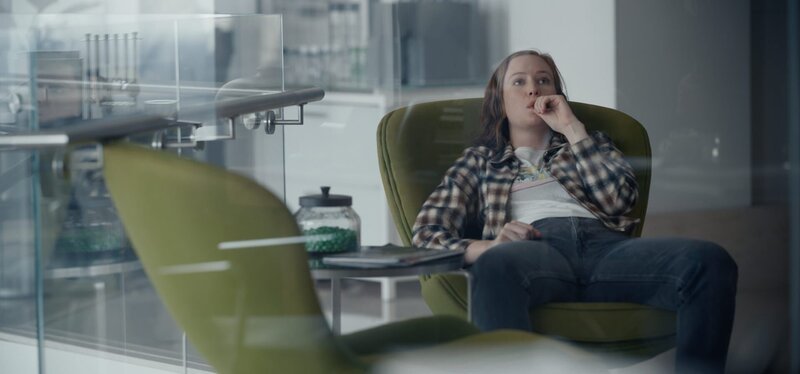 Nach einem folgenschweren Tweet über den Senator steht Ava (Hannah Einbinder) vor dem Karriere-Aus und sucht verzweifelt Hilfe bei Manager Jimmy – ihre letzte Hoffnung in einer aussichtslosen Lage. – Bild: ZDF und HBOMax