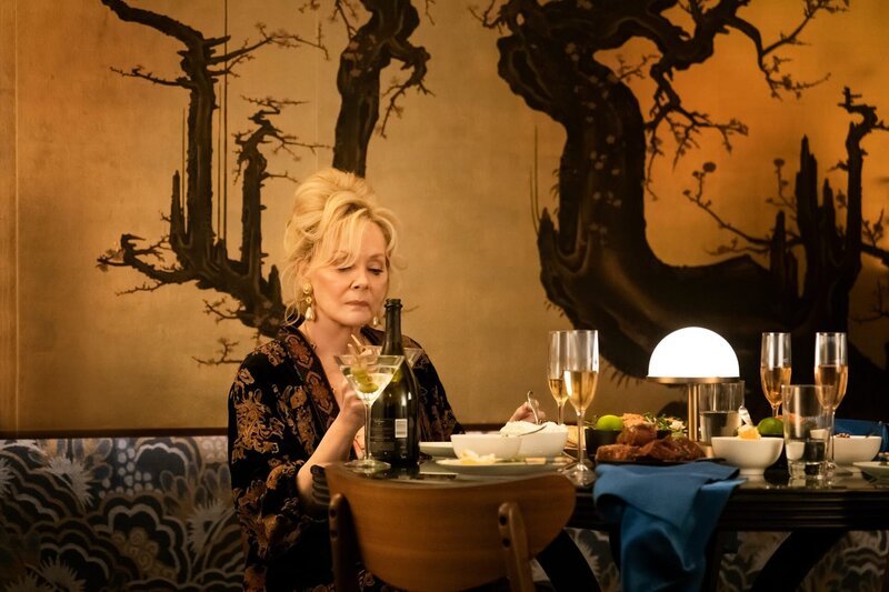 Deborah (Jean Smart) greift zu drastischen Mitteln und erpresst Marty, um ihre Showtermine zu sichern. Doch Marcus ist außer sich vor Wut – er hat andere Pläne für Deborahs Karriere. – Bild: ZDF und HBOMAX/​Universal Television