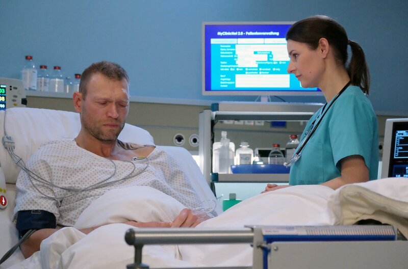 Harry Klatte (Jorres Risse) bedauert zutiefst die Bank überfallen zu haben. Noch dazu hat er eine Polizistin angeschossen, die in Lebensgefahr schwebt. Dr. Maria Weber (Annett Renneberg) verurteilt Klatte nicht, sondern hört sich seine Geschichte an und die Umstände, die ihn dazu getrieben haben. Es stellt sich heraus, dass Harry Klatte unter ALS leidet und den Überfall als letzten Ausweg sah, seinen Sohn zu versorgen. – Bild: MDR/​Saxonia Media/​Sebastian Kiss