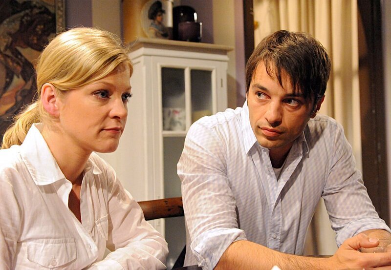 ARD STURM DER LIEBE FOLGE 1222, am Donnerstag (06.01.11) um 15:10 Uhr im ERSTEN. Robert (Lorenzo Patané, r.) versucht, Lena (Johanna Bönninghaus, l.) die Selbstzweifel zu nehmen. – Bild: ARD/​Ann Paur