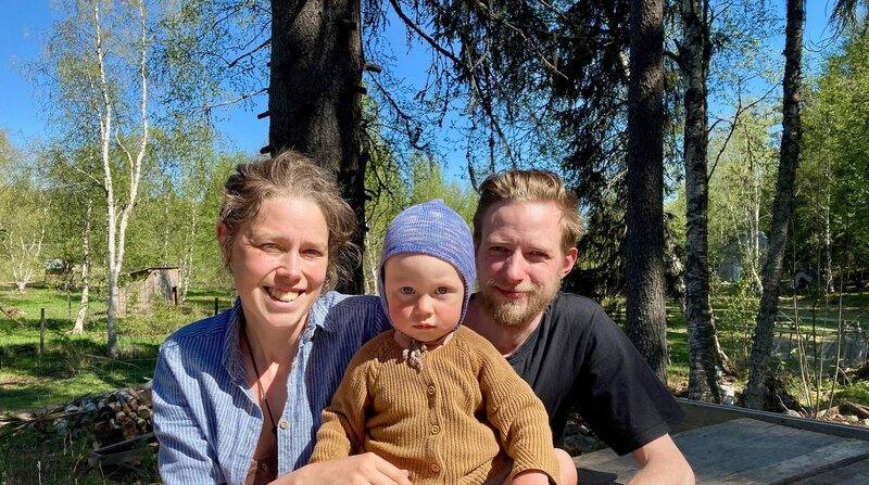 Tova, Mathias und der kleine Ivar leben als Selbstversorger mitten im Wald. Ohne Strom, Heizung oder fließendes Wasser. – Bild: BR/NDR/Tatjana Reiff/Tatjana Reiff Tova, Mathias und der kleine Ivar leben als Selbstversorger mitten im Wald. Ohne Strom, Heizung oder fließendes Wasser. – Bild: BR/NDR/Tatjana Reiff/Tatjana Reiff