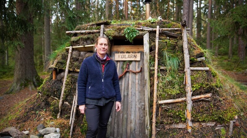 Malin Bruce betreibt die rustikalen Eco-Lodges im Süden Schwedens. – Bild: ZDF/​2022 Cable News Network and Zero Point Zero