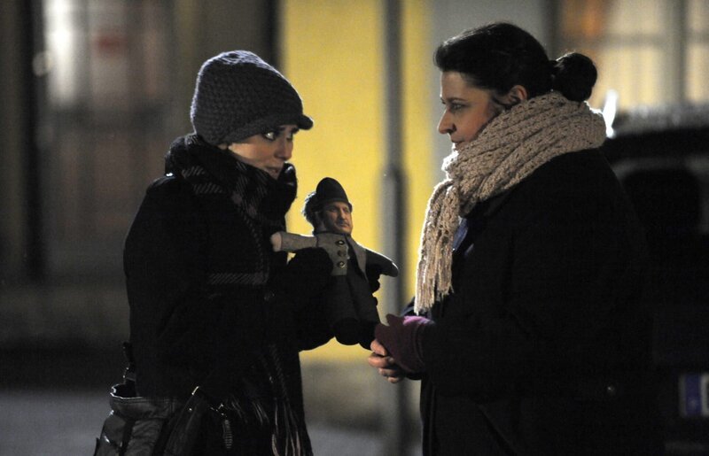 Moni bittet Nina, ihr die Voodoo-Puppe kurz zu leihen. Von links: Nina Kreutzer (Andrea Schmitt) und Monika Vogl (Christine Reimer). – Bild: BR/​Marco Orlando Pichler