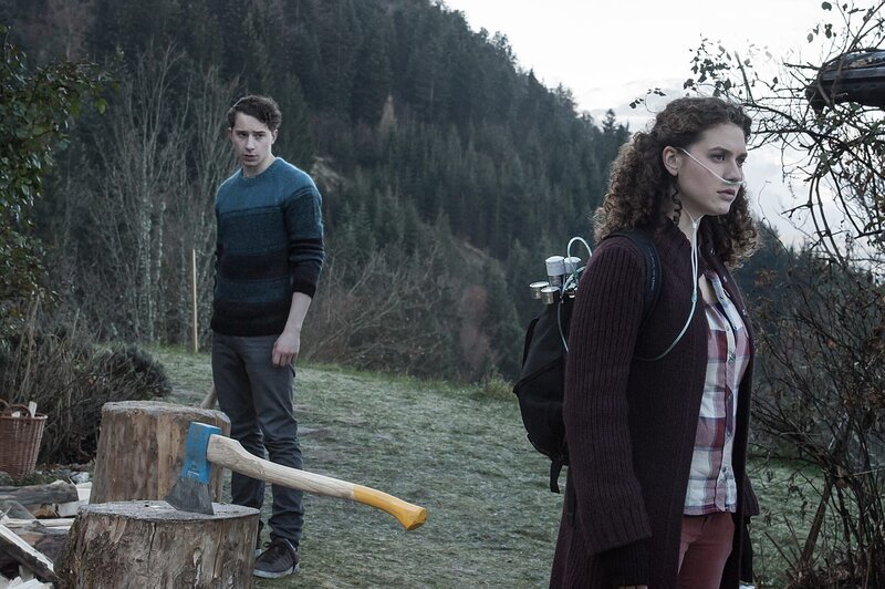 David (Jonathan Berlin, l.) findet bei Lisa (Fanny Krausz, r.) Unterschlupf. Wegen ihrer Erkrankung kann sie auf ihrem Hof seine Hilfe gut gebrauchen. – Bild: ZDF und Stefanie Leo