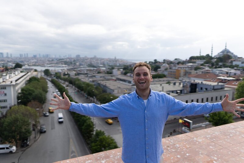 Leon Windscheid auf dem Valens-Aquädukt in Istanbul. Das Monumentalgebäude sicherte bereits im 4. Jahrhundert auf eindrucksvolle Weise die Wasserversorgung. – Bild: ZDF und Manuela Jähning