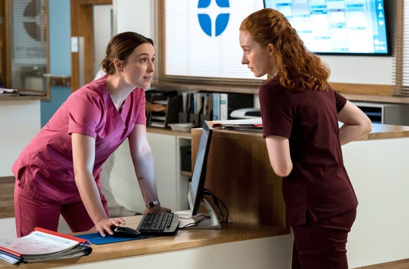 Viktoria (Isabella Krieger, l.) und Tamar (Linda Kummer, r.) betreuen gemeinsam einen ungewöhnlichen Fall. – Bild: ARD/​Jens-Ulrich Koch