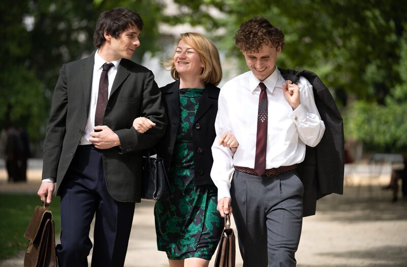 Alice (Nina Gummich) mit ihrem Lebensgefährten Bruno (Thomas Guene, l.) und einem Freund (Dominik Dos-Reis) in Paris – Bild: rbb/​Alexander Fischerkoesen