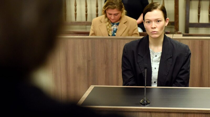 Leonie (Paula Kober) sagt aus. – Bild: ARD Degeto/​Odeon Fiction GmbH/​Barbara Bauriedl