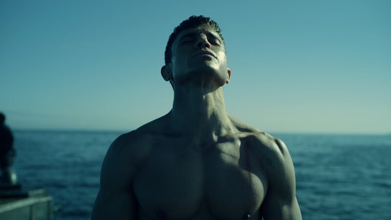 Nando (Álex González) und seine Crew sind gezwungen, mitten im Ozean einen Notstopp einzulegen, um zu verhindern, dass der Motor des U-Boots überhitzt. – Bild: ZDF und Tommie Ferreras AEC