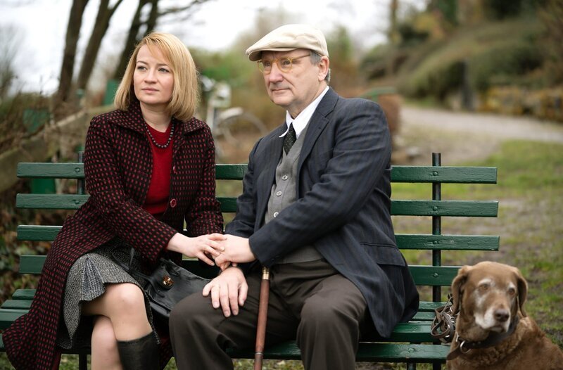 Alice Schwarzer (Nina Gummich) und ihr geliebter Großvater (Rainer Bock) in Wuppertal. – Bild: rbb/​Alexander Fischerkoesen