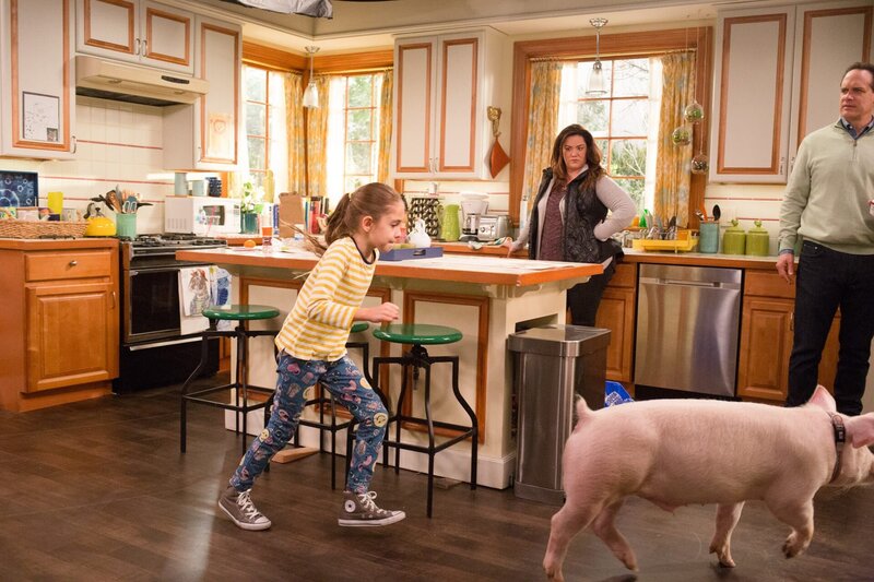 Julia Butters (Anna-Kat Otto), Katy Mixon (Katie Otto), Diedrich Bader (Greg Otto). – Bild: ORF/​Disney/​ABC/​Michael Ansell